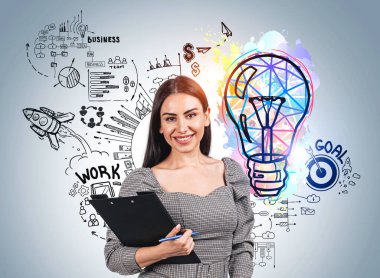 Ofisteki kadın elinde belgelerle mutlu görünüyor. Ampullü renkli çizim planı, grafik karalaması, finansal analiz ve ağ iletişimi. Hedef ve ürün başlatma kavramı