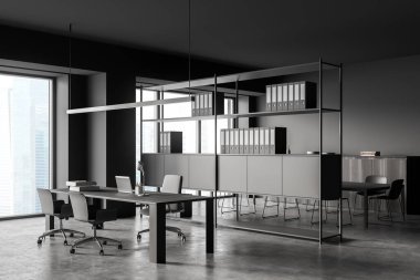 Siyah koltukları ve bilgisayarı olan karanlık danışma odası masası, gri beton zemin. Dizinlerle dizin, kenar görünüm, gökdelenli pencere, 3B oluşturma