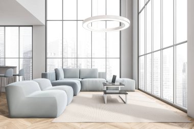 Singapur şehir manzaralı panoramik pencereli parlak oturma odası, gri kanepe, sehpa, dizüstü bilgisayar ve meşe ağacından parke zemin. Soğukluk için minimalist tasarım kavramı. 3d oluşturma