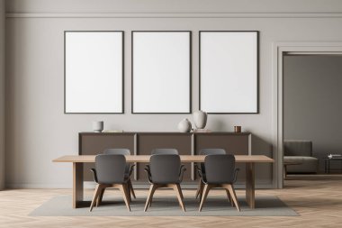 Üç boş beyaz poster, altı sandalye, masa, kanepe, kemer ve ahşap parke zemin. Soğukluk için minimalist tasarım kavramı. Model yap. 3d oluşturma