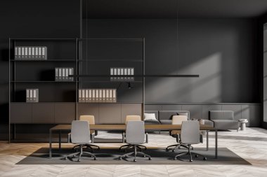 İçerisi koyu gri toplantı odası. Ahşap masanın üzerinde doğrusal ışık var. Arkaplanda serbest raf ünitesi ve kanepe var. Modern ofis tasarımı kavramı. 3d oluşturma
