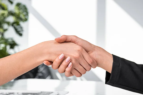 Affärskvinnor Skakar Hand Närbild Hands Shake Affärspartners Kontorsrummet Begreppet Finansiell — Stockfoto