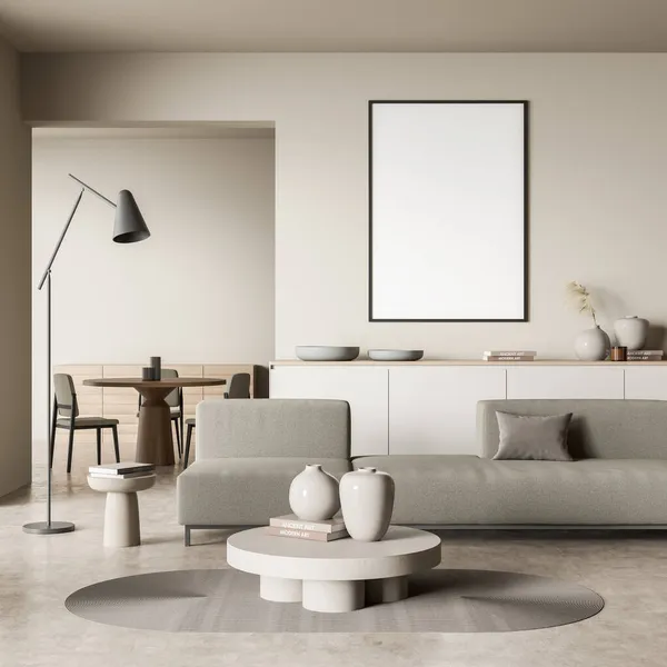 Helles Wohnzimmer Mit Leerem Weißen Poster Sofa Drei Stühlen Couchtisch — Stockfoto
