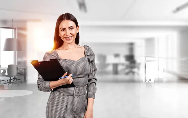 Kobieta Stojąca Kombinezonie Szczęśliwy Wygląd Dokumenty Biznesowe Rękach Sala Firmy — Zdjęcie stockowe