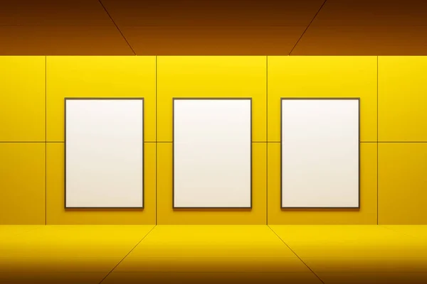 Světlý Interiér Galerie Třemi Prázdnými Bílými Plakáty Žluté Zdi Koncept — Stock fotografie