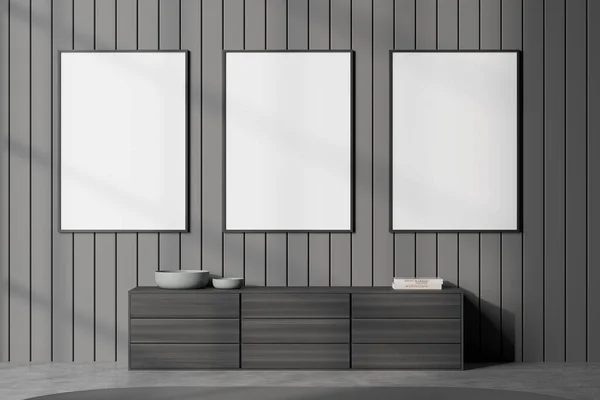 3つの空の白いポスター コンクリート床 展示会 サイドボードと暗いギャラリールームのインテリア アートスペースのためのミニマリストデザインの概念 モックアップ 3Dレンダリング — ストック写真