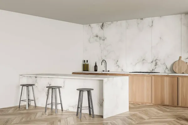 Białe Minimalistyczne Wnętrze Kuchni Barem Śniadaniowym Drewnem Marmurem Oraz Parkietem — Zdjęcie stockowe