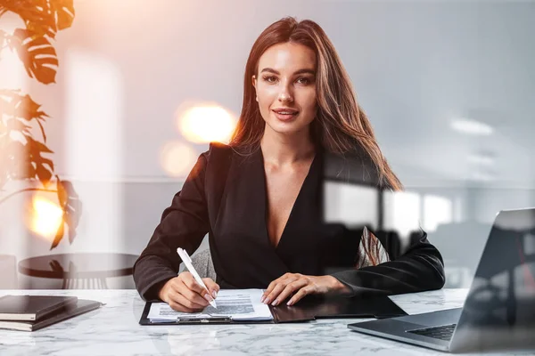 Büroangestellte Blickt Die Kamera Schwarzer Jacke Schreibt Eine Geschäftsanalyse Bokeh — Stockfoto