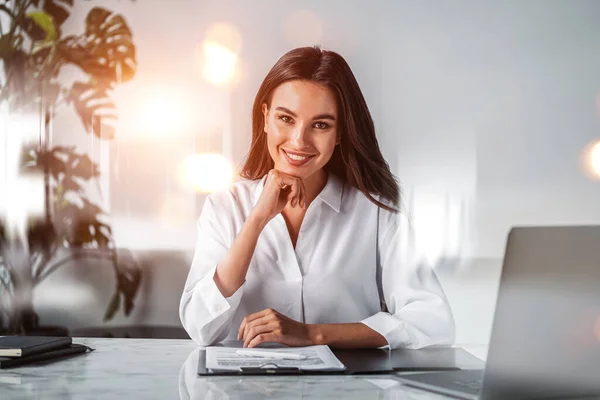 Bürofrau Mit Glücklichem Blick Weißem Büroraum Bokeh Licht Laptop Und — Stockfoto