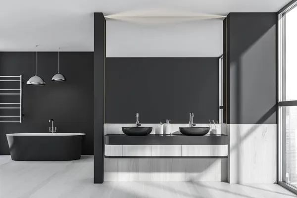 Dunkles Badezimmer Mit Badewanne Zwei Waschbecken Spiegel Betonboden Panoramafenster Mit — Stockfoto