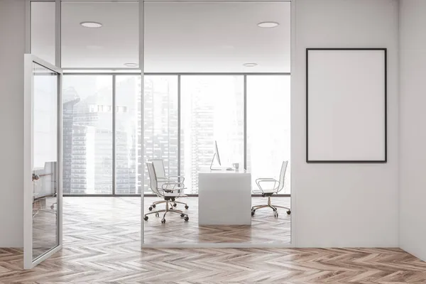 Helle Büroeinrichtung Mit Weißem Poster Panoramafenster Schreibtisch Bequemem Sessel Schreibtisch — Stockfoto