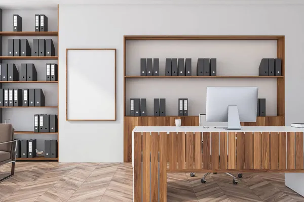 Λευκό Γραφείο Αφεντικό Δωμάτιο Εσωτερικό Γραφείο Και Υπολογιστή Ξύλινα Ράφια — Φωτογραφία Αρχείου