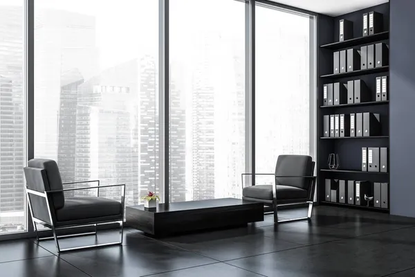 Темный Интерьер Офиса Панорамным Окном Двумя Удобными Креслами Столом Полками — стоковое фото