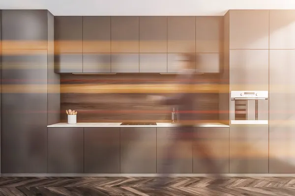 Empresário Vestindo Terno Formal Está Andando Interior Sala Cozinha Com — Fotografia de Stock