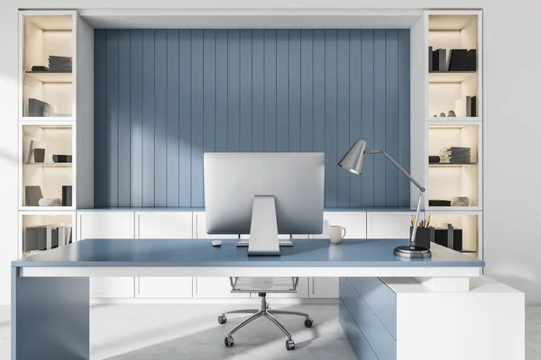 Bílý Modrý Kancelářský Interiér Psacím Stolem Prázdným Stylovým Výklenkem Skříněmi — Stock fotografie