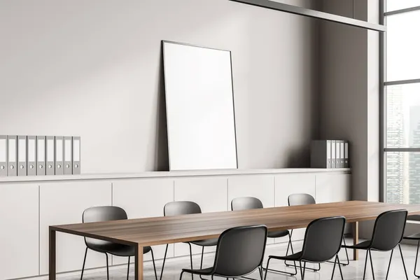 Intérieur Salle Réunion Blanche Avec Chaises Table Bois Sol Béton — Photo