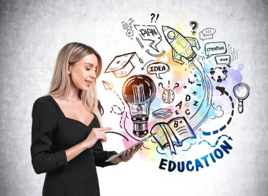 Resmi takım elbiseli genç çekici öğretmen renkli bir eskizin önünde duruyor beyni, ampulü, roketatarı var, arka planda başlıyor. Hayal gücü ve eğitim için beyin fırtınası kavramı