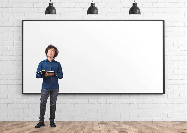 Pensiero Giovane Uomo Affari Bello Indossare Abiti Casual Piedi Fronte — Foto Stock