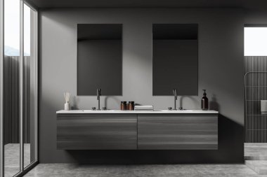 İçi karanlık banyo, iki lavabo ve ahşap güvertede aksesuarları olan ayrı aynalar. Beton zemin ve merdiven, kırsal pencereli, üç boyutlu.