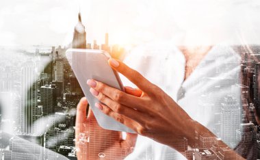 Telefonla çalışan iş kadını, elleri ve parmakları yakın plan. Panoramik New York gökdelenlerinin iki katı. Şirket ve teknoloji kavramı