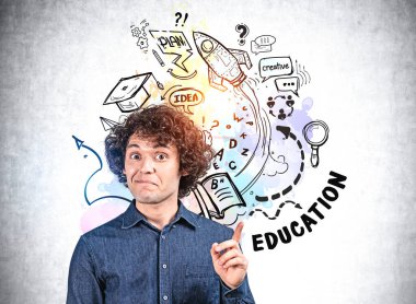 Kot gömlekli genç yakışıklı öğretmen renkli çizimin önünde duruyor. Kitap, plan, roket fırlatma, yaratıcı fikir, arka planda mezuniyet şapkası. Bilgi ve eğitim kavramı