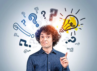 Kot gömlek giyen genç yakışıklı iş adamı havaya dokunuyor. Soru işaretleri ve arka planda ampul olan çizim. Yaratıcı fikir için hayal gücü kavramı