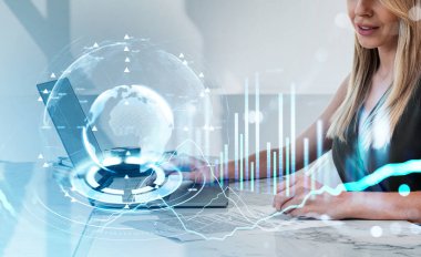 Ofisteki kadın bir kontrat söylüyor. Ofis odasında dizüstü bilgisayarla çalışıyor. Hud borsa dinamikleri ve toprak küresiyle çalışıyor. Dünya çapında ticaret kavramı