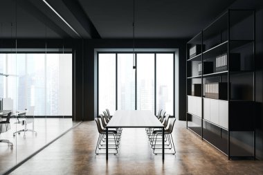 Raflı ve ince sandalyeli toplantı odası. Minimalist ofis iç tasarımı, doğrusal ışık, kahverengi beton zemin, cam duvar ve gri renk kullanılıyor. Modern işyeri kavramı