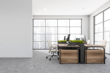 Boş duvarı, dört işyeri, panoramik şehir manzarası ve beton zemini olan beyaz ve gri açık bir uzay ofisi. Modern iç tasarım kavramı. 3d oluşturma