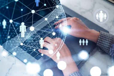 Ofisteki kadın dijital cihaz kullanıyor, parmakları klavyede, üst görünümde. Beyaz, parlayan sosyal medya simgeleri ve dünya çapında iletişim. Küresel ağ kavramı