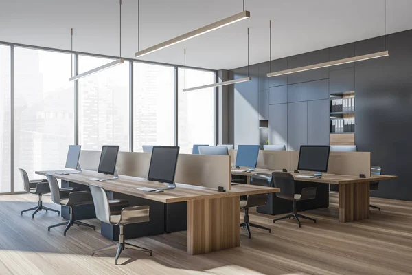 Gri Bej Tasarımlı Panoramik Ofisin Köşesinde Iki Kombinasyon Masası Şık — Stok fotoğraf