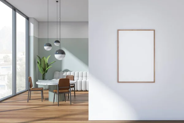 Heller Grüner Wohnraum Mit Stilvoller Couch Kugelförmigen Pendelleuchten Rundem Esstisch — Stockfoto