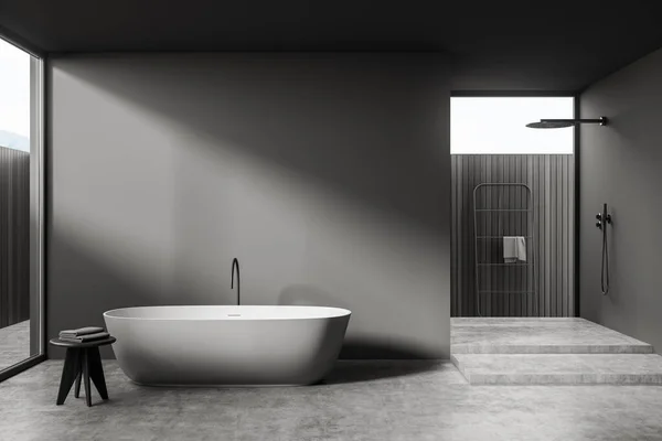 グレーの浴槽とアクセサリー付きのテーブル付きのグレーのバスルームのインテリア コンクリートの床にシャワー 田舎の景色 コピースペースの空の壁 3Dレンダリング — ストック写真