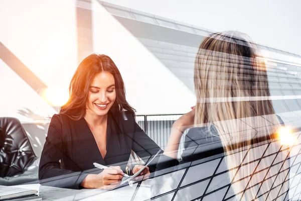Zwei Bürofrauen Unterhalten Sich Lächelnd Rekrutierungsgespräch Finanzunternehmen Personalwesen Konzept Der — Stockfoto