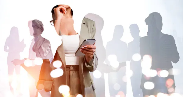 Empresária Empresário Vestindo Ternos Formais Trabalham Juntos Digitando Smartphones Nova — Fotografia de Stock