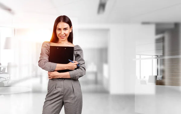 Mujer Oficina Mono Sujetando Portapapeles Con Bolígrafo Fondo Habitación Oficina —  Fotos de Stock