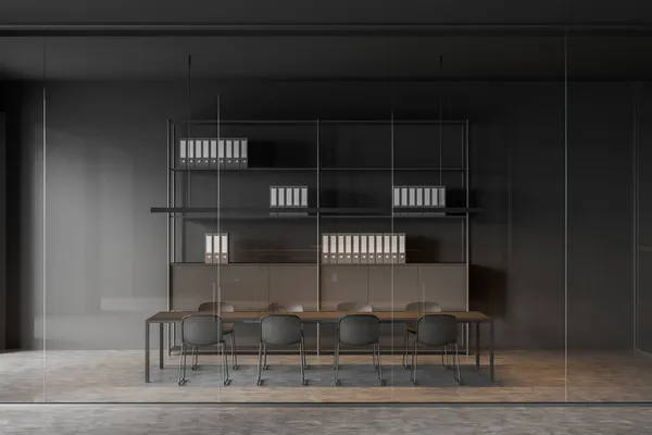 玻璃走廊墙壁和简约的深灰色会议室 有讨论桌 八张椅子 线灯和书架为背景 现代办公室设计的概念 3D渲染 — 图库照片