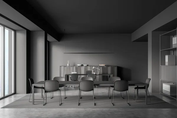 Siyah Sandalyeli Laptoplu Karanlık Toplantı Odası Masası Beton Gri Zemin — Stok fotoğraf