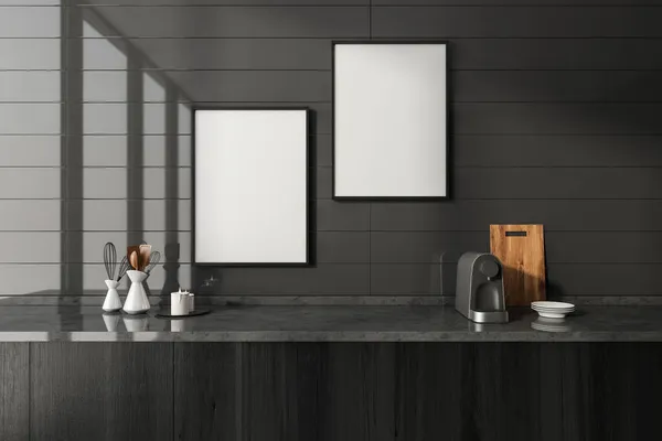 黒い壁 コーヒーマシン 食器類 プレートと机の上に2つの空の白いポスターで暗いキッチンルームのインテリアのビューを閉じます 現代的なミニマリストデザイン モックアップ 3Dレンダリング — ストック写真