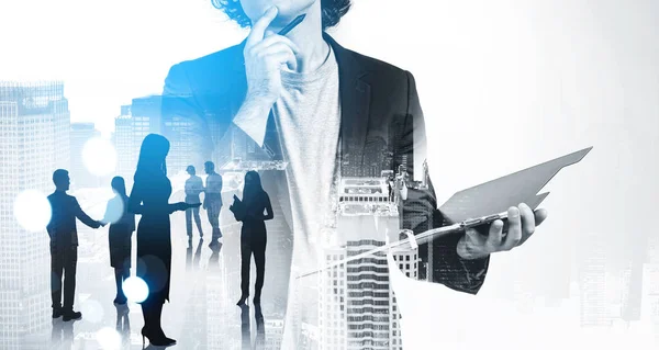 Büromensch Lässigem Anzug Mit Geschäftsdokument Denken Doppelentblößung Von Business Wolkenkratzern — Stockfoto