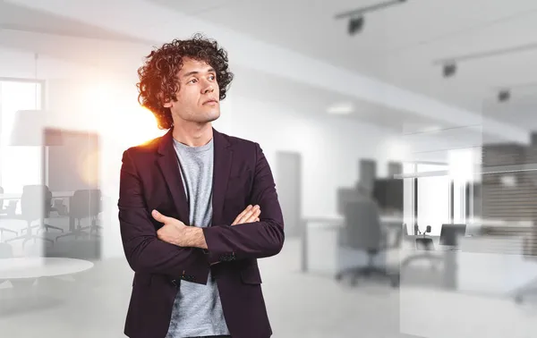 Dromend Jonge Knappe Zakenman Een Formeel Pak Staat Een Kruisarmige — Stockfoto