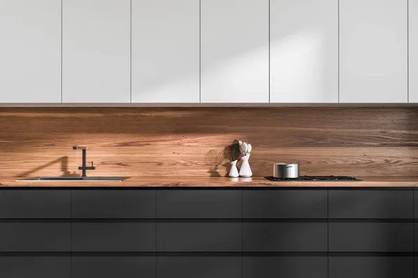 Nahaufnahme Der Dunklen Küche Mit Holzwand Schrank Spüle Elektroherd Topf — Stockfoto