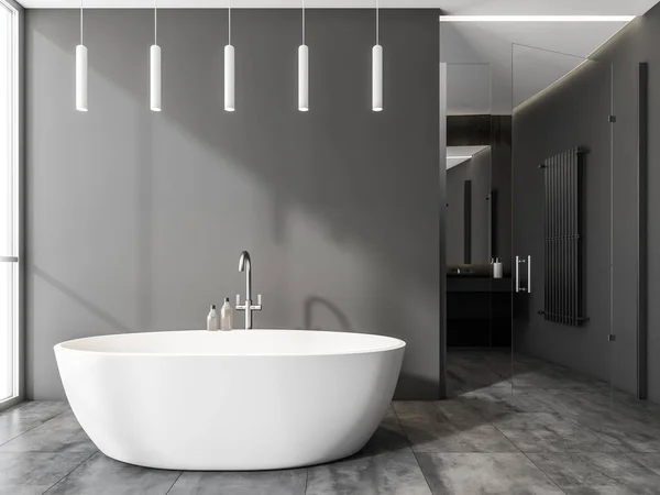 Weiße Badewanne Fünf Pendelleuchten Gefliester Fußboden Und Regaltisch Mit Spiegel — Stockfoto