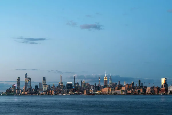 New York City Mit Wolkenkratzern Und Fluss Bürogebäude Bei Nacht — Stockfoto