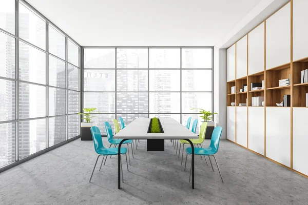 Weiße Zimmer Mit Farbenfrohen Stühlen Und Pflanzen Seitenblick Minimalistischer Coworking — Stockfoto