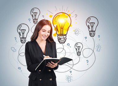 Gülümseyen ve belgelere not alan iş kadını, soru işaretli çoklu karalama lambası, mavi arka plan, sarı lamba. Girişim ve iş fikri kavramı