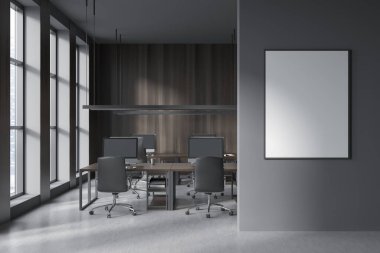 Masasında koltukları ve bilgisayarları olan gri iş odası, beton zemin. Ofis minimalist mobilya ve şehir manzaralı pencere. Girişten önce tuval, 3B görüntüleme