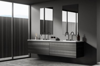 İçi karanlık banyo, iki lavabo ve ahşap güvertede aksesuarları olan ayrı aynalar. Beton zemin ve merdiven, kırsal pencereli, üç boyutlu.