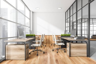 Dört tane ofis masası, ahşap döşemesi ve boş beyaz duvarı olan beyaz şirket alanı. Panoramik şehir manzarası ve çerçeve cam duvar kullanarak tasarla. İş yeri kavramı. 3d oluşturma