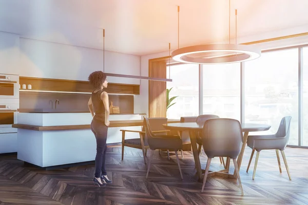 Zwarte Jonge Vrouw Het Kookinterieur Met Tafel Stoelen Zijaanzicht Raam — Stockfoto